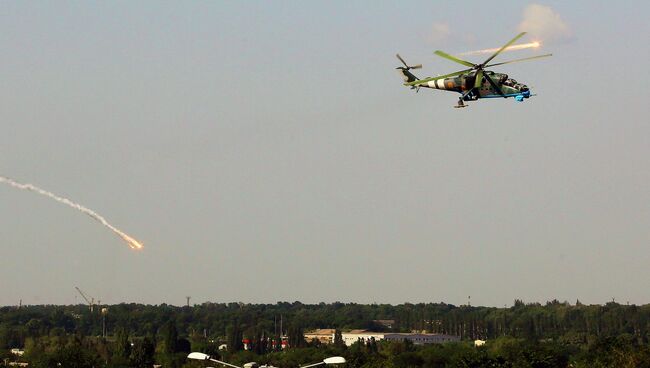 Украинский боевой вертолет Ми-24 над Донецком. Архивное фото