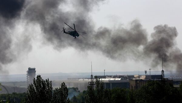 Украинский боевой вертолет Ми-24 над международным аэропортом Донецка 26 мая 2014. Архивное фото