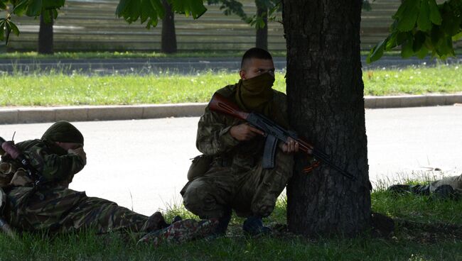 Ситуация в районе международного аэропорта Донецка, архивное фото