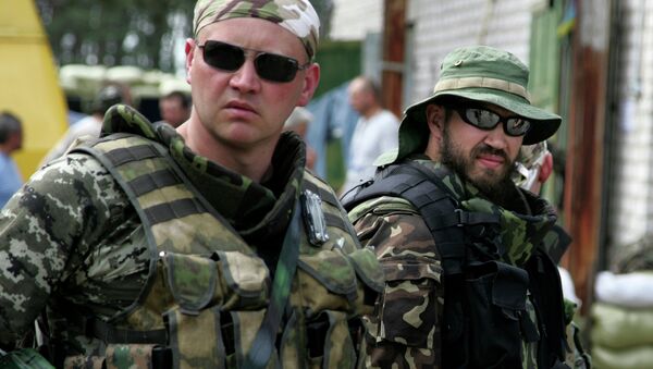 Члены украинской национальной гвардии в городе Старобельске Луганской области, архивное фото