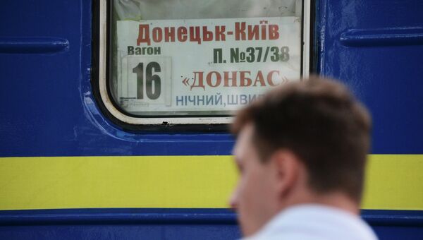 Мужчина у вагона поезда, который следует по маршруту Донецк - Киев. Железнодорожный вокзал в Донецке. Архивное фото