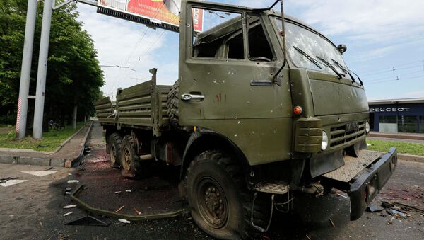 Обстрелянный украинской армией Камаз недалеко от международного аэропорта Донецка