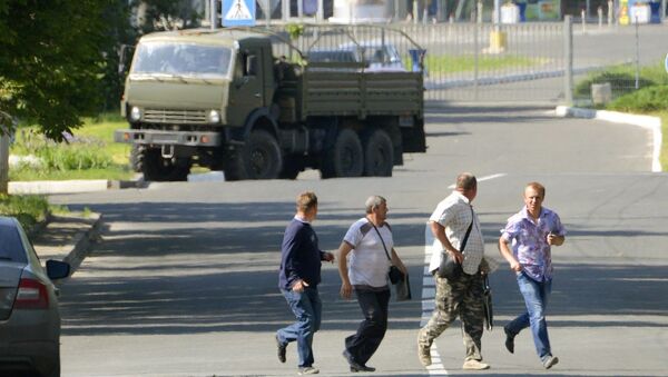 Мирные жители убегают от международного аэропорта Донецка. 26 мая 2014
