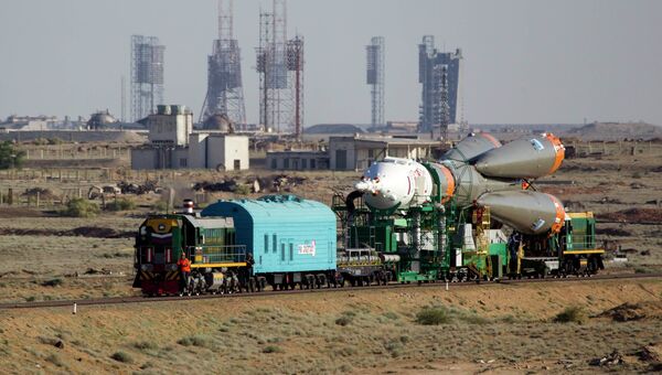 Вывоз и установка ракеты-носителя Союз-ФГ на Байконур, архивное фото