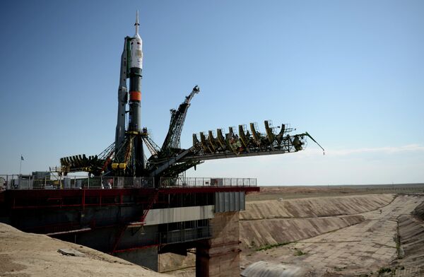 Вывоз и установка PH Союз-ФГ с ТПК Союз ТМА-13М на космодроме Байконур