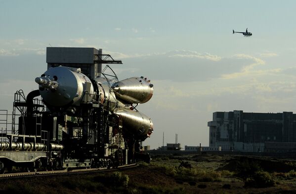 Вывоз и установка PH Союз-ФГ с ТПК Союз ТМА-13М на космодроме Байконур