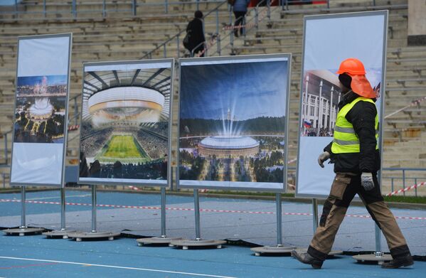 Рабочий на стадионе Лужники, где идет реконструкция к чемпионату мира по футболу 2018