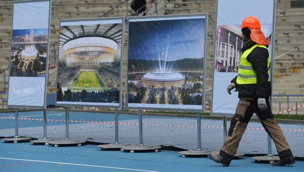 Рабочий на стадионе Лужники, где идет реконструкция к чемпионату мира по футболу 2018