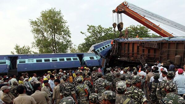 Столкновение пассажирского и товарного поездов у города Халилабад в Индии