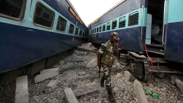 Столкновение пассажирского и товарного поездов у города Халилабад в Индии