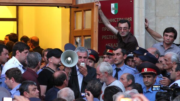 Оппозиционеры штурмуют здание администрации президента Абхазии Александра Анкваба в Сухуми