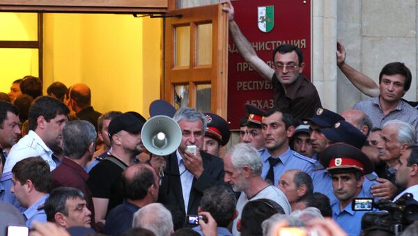 Оппозиционеры ворвались в администрацию президента Абхазии, архивное фото