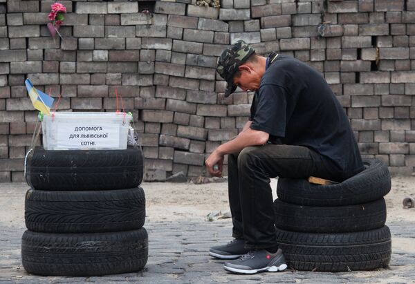 Мужчина собирает деньги на площади Независимости в Киеве