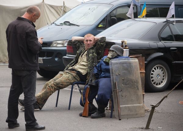 Люди в палаточном лагере на площади Независимости в Киеве