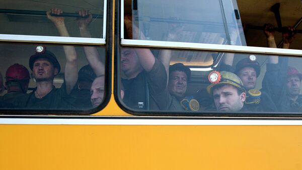 Украинские шахтеры в автобусе перед началом рабочей смены. Архивное фото