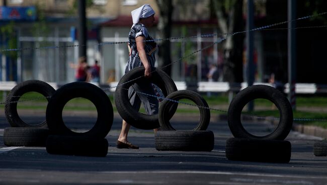 КПП на дороге в аэропорт Донецка. Архивное фото