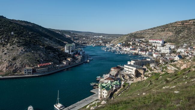 Вид города Балаклавы и Балаклавской бухты в Крыму. Архивное фото