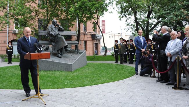 В.Путин на открытии памятника поэту Сергею Михалкову в центре Москвы