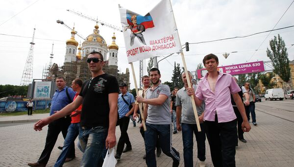 Шахтеры провели марш против военных действий в Донецке