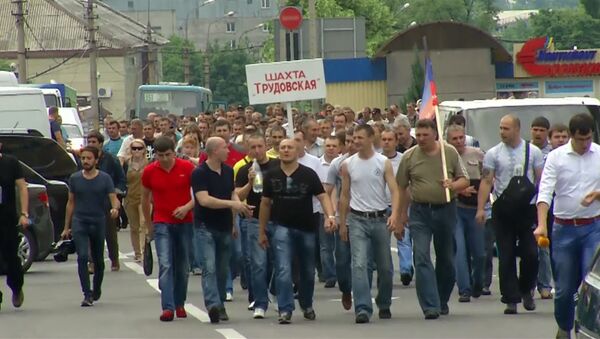Шахтеры прошли маршем мира по Донецку под флагами России и ДНР