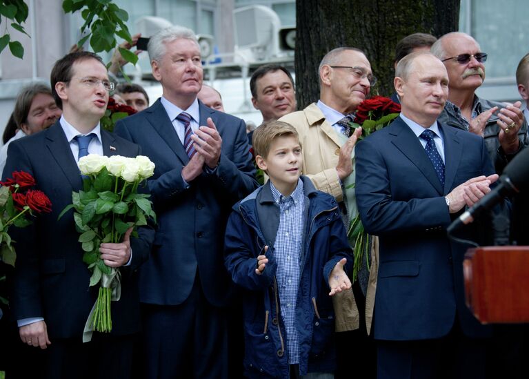 Владимир Путин, Сергей Собянин, Никита Михалков и Андрей Кончаловский на торжественной церемонии открытия памятника Сергею Михалкову