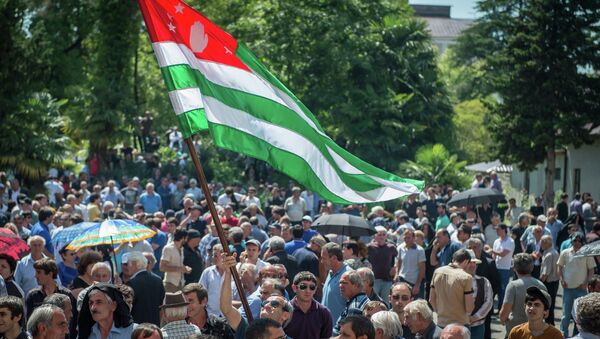 Сторонники оппозиции около здания администрации президента Абхазии. Архивное фото
