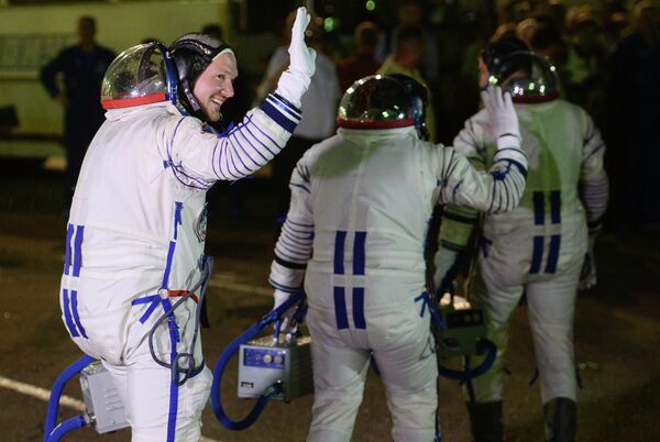 Члены основного экипажа 40/41 экспедиций на МКС перед запуском ракеты-носителя Союз-ФГ с пилотируемым кораблем Союз ТМА-13М с космодрома Байконур