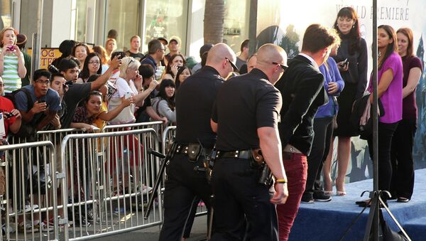 Фанат был задержан полицией после нападения на Брэда Питта перед премьерой сказки Малефисента в Голливуде