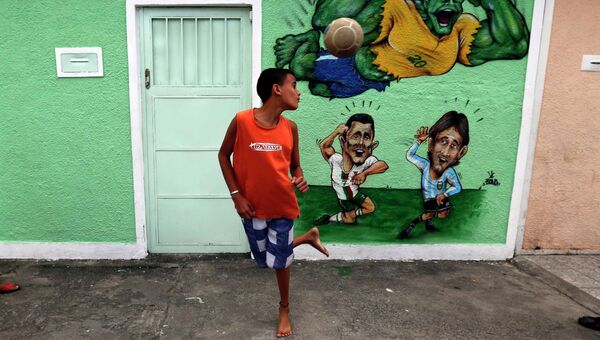 Граффити с изображением футболистов Халка, Рональдо и Месси в Рио-де-Жанейро, Бразилия