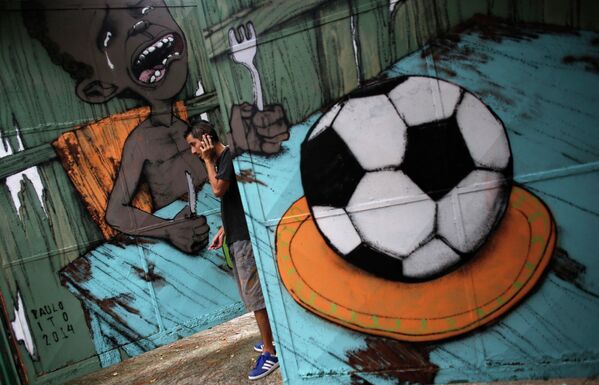Бразильский художник Пауло Ито возле нарисованного им граффити в Сан-Паулу, Бразилия