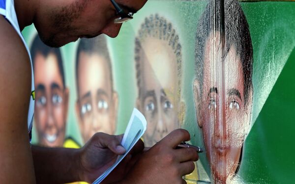 Бразильский художник-мультипликатор Кливленд Боно Перейра заканчивает рисовать граффити в Рио-де-Жанейро, Бразилия