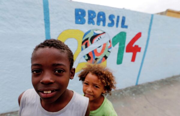 Дети на фоне граффити в Рио-де-Жанейро, Бразилия