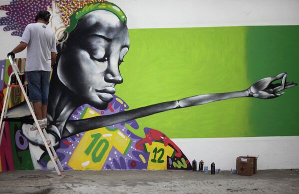 Художник Барба рисует граффити в Рио-де-Жанейро, Бразилия