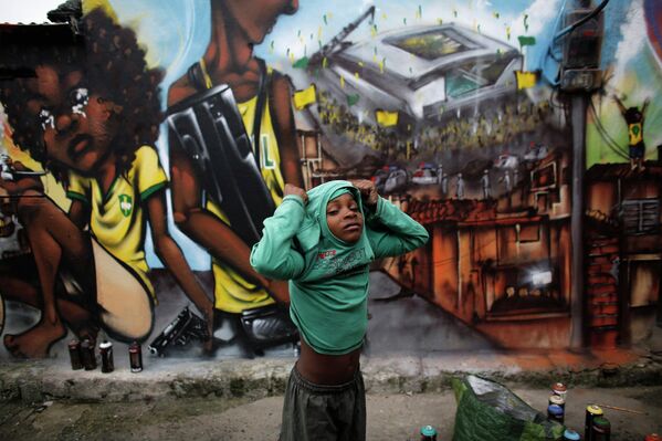 Мальчик на фоне граффити в Сан-Паулу, Бразилия