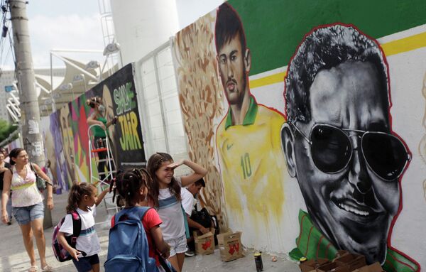 Дети рассматривают граффити на улице Рио-де-Жанейро, Бразилия