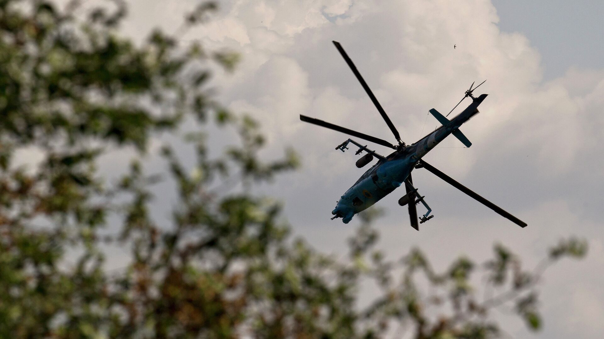 Украинский боевой вертолет в небе над Донецком - РИА Новости, 1920, 26.05.2022
