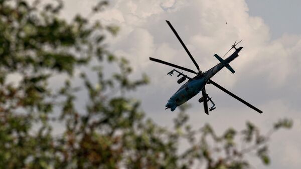 Украинский боевой вертолет в небе над Донецком