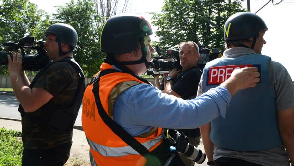 Журналисты недалеко от места вооруженного столкновения в Донецке. Архивное фото
