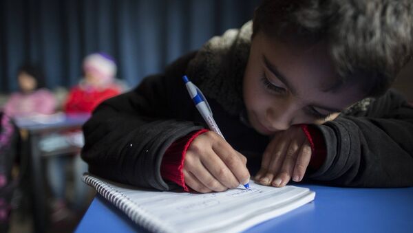 Мальчик на уроке в сирийской школе
