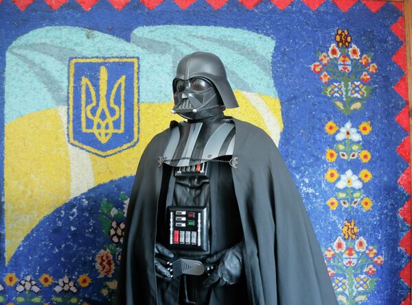 Кандидат в мэры Киева Дарт Вейдер на избирательном участке