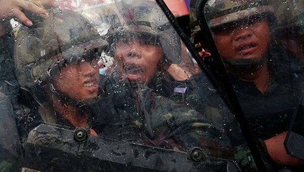 Солдаты во время столкновения с протестующими в Бангкоке