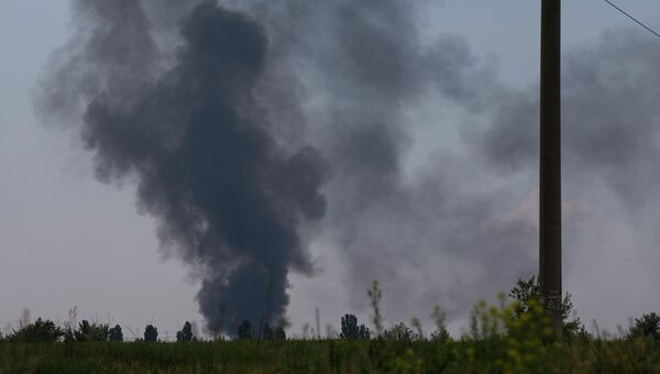 Черный дым поднимается от вертолета украинской армии, сбитого под Славянском