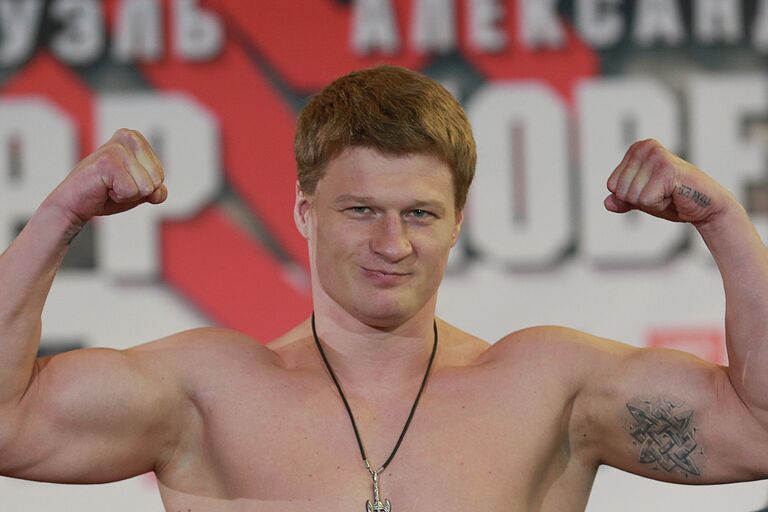 Российский боксер Александр Поветкин во время официальной процедуры взвешивания. Российский боксер Александр Поветкин во время официальной процедуры взвешивания.