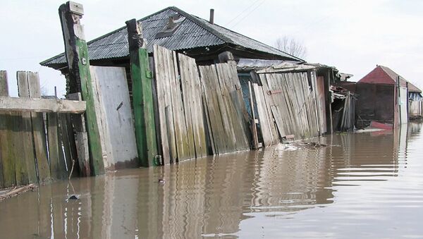 Подтопление домов в Бийске в результате подъема уровня воды на реке Бия. Архивное фото