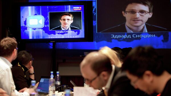 Эдвард Сноуден на экранах телевизоров, апрель 2014. Архивное фото