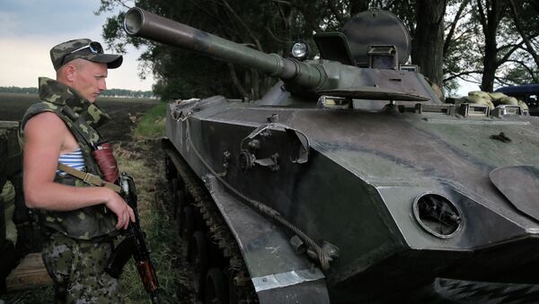 Украинский солдат стоит возле боевой машины на контрольной точке недалеко от Славянска