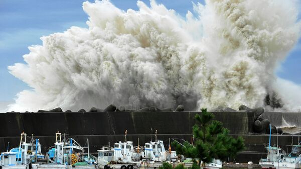 Бушующие волны, Япония. Архивное фото