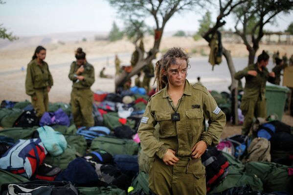 Солдаты израильского батальона Каракаль во время марш-броска в пустыне Негев