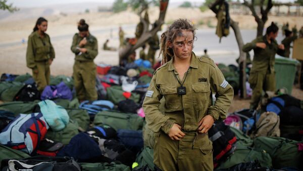 Солдаты израильского батальона Каракал во время марш-броска в пустыне Негев
