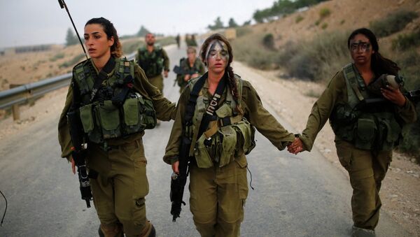 Солдаты израильского батальона Каракаль во время марш-броска в пустыне Негев